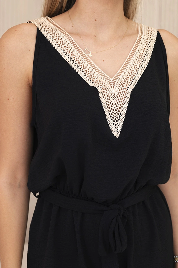 Kurzer Jumpsuit mit dekorativer Spitze schwarz