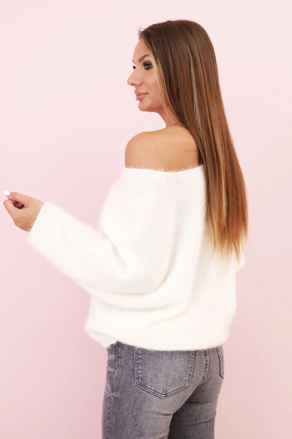 Sweter damski z moheru o luźnym kroju i dekolcie w serek ecru