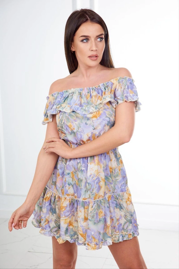 Grünes Kleid mit offener Schulter und Blumenmuster