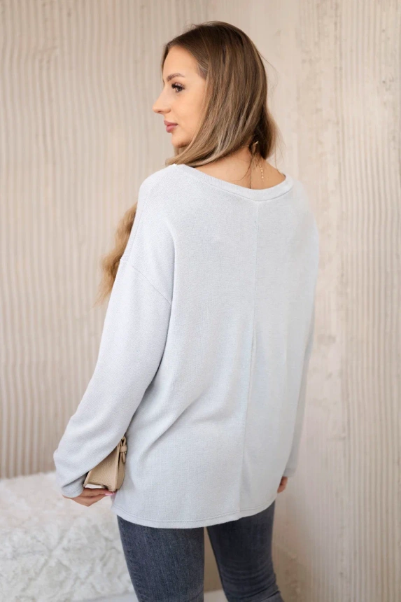 Bluse mit Halskette grau