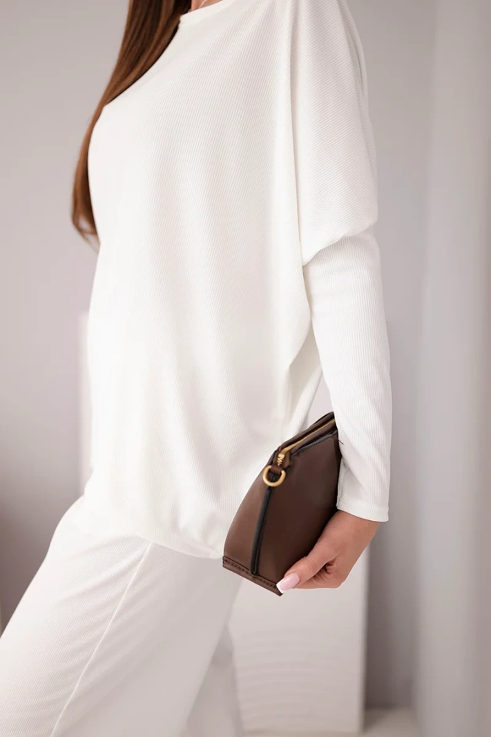 Moteriškas komplektas iš viskozės su laisvu bliuzonu ir kelnėmis ecru