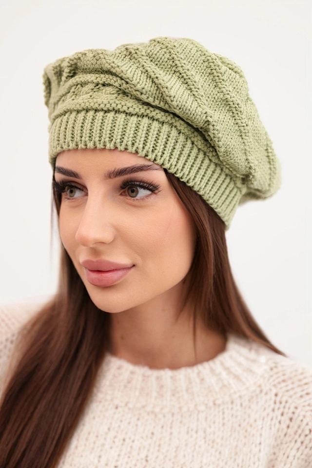 Czapka damska zimowa wełniana o luźnym fasonie i ozdobnym splocie K378 khaki