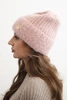 Damenwintermütze aus flauschigem Strick und mit elegantem Knopf rosa puder