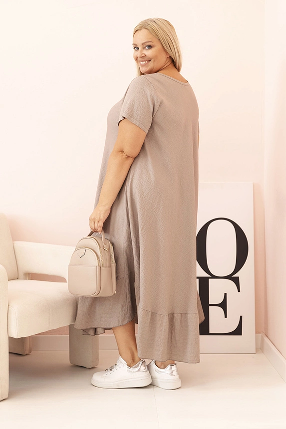 Moteriška plus size suknelė su trumpomis rankovėmis ir šoninėmis raukšlėmis iš lengvos viskozės cappuccino