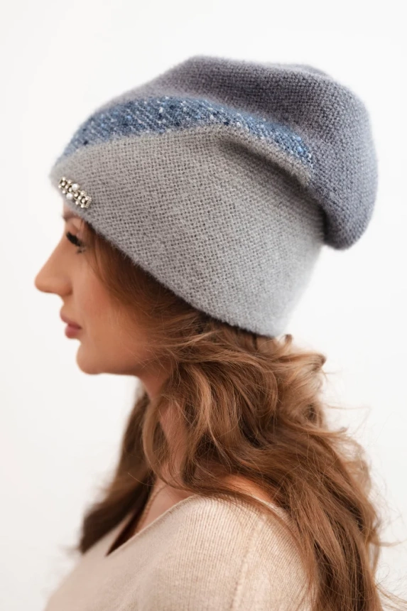 Women's ribbed cap made of modal and viscose with a decorative button ecru