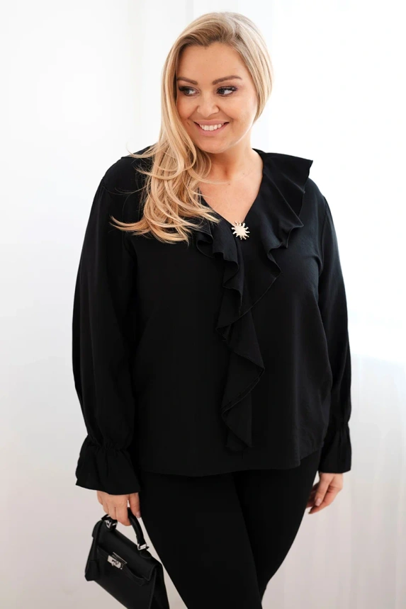 Bluzka damska wiskozowa Plus Size z falbaną i ozdobną broszką czarna