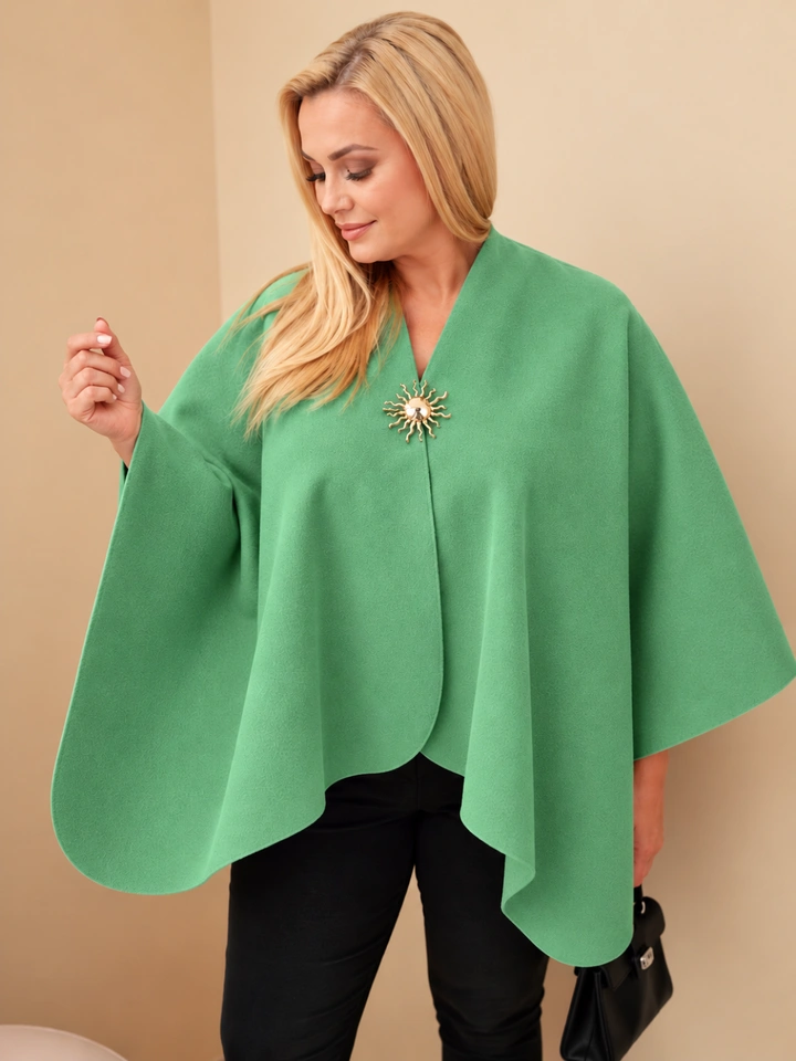 Narzutka damska ponczo Plus Size z broszką zielona