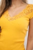 Bluse mit Spitzenausschnitt senfgelb