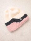 Moteriška beanie kepurė su reljefiniu raštu ir papuošimu smėlio spalvos+rausvos spalvos milteliai