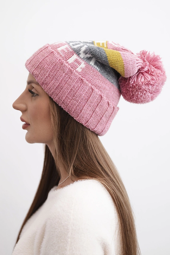Damenwintermütze aus Wolle mit Aufschrift und großem Pompon K422 dunkel pudrig rosa