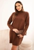 Damenstrickkleid mit Rollkragen und Tasche braun