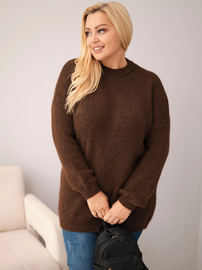 Dámsky sveter Plus Size vo voľnom strihu s dlhým rukávom hnedý