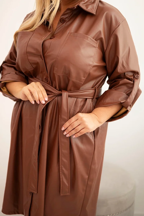 Damenkleid aus Kunstleder Plus Size mit Gürtel und Kragen braun