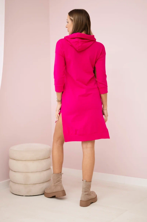 Kleid mit längerem Rücken und buntem Druck fuchsia