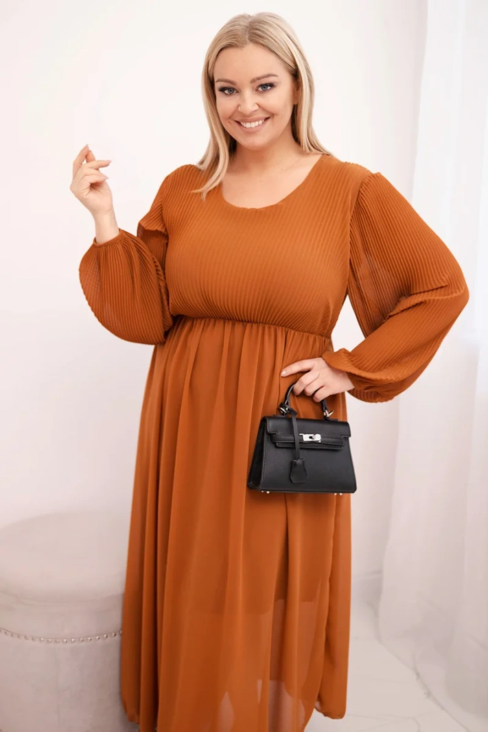 Damen Plisseekleid in Übergröße aus Viskose mit langen Ärmeln camelowy
