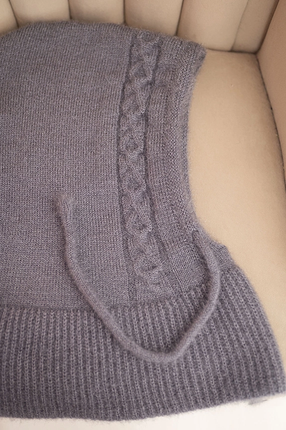 Women's hooded cap with ties and braid weave graphite