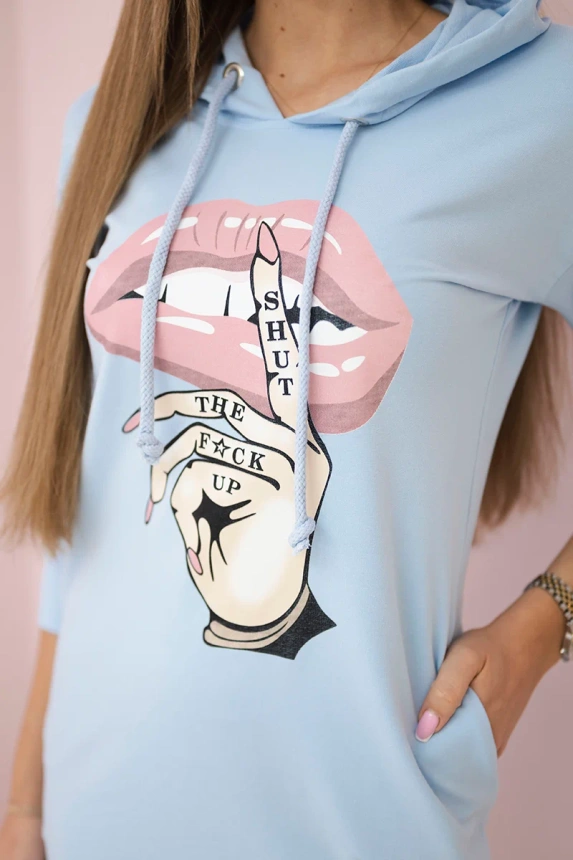 Kleid mit längerem Rücken und buntem Druck blau