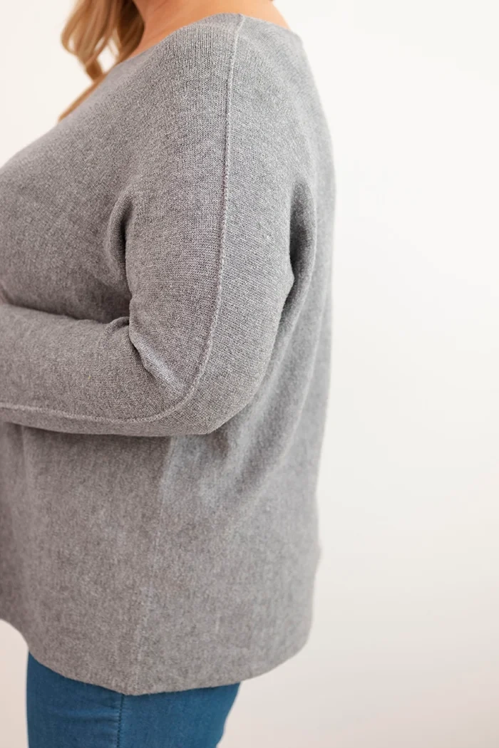 Sweter damski plus size z dekoltem łódką szary