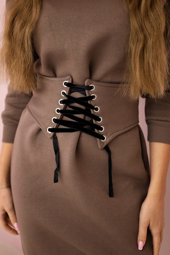 Isoliertes Kleid mit Ziergürtel Mokka