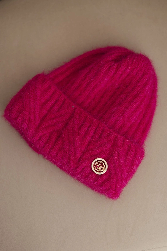 Dámská zimní čepice z huňaté pleteniny a s elegantním knoflíkem fuchsie
