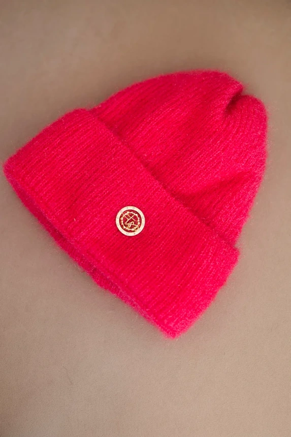 Damenwintermütze flauschig mit dekorativem Knopf neonrosa