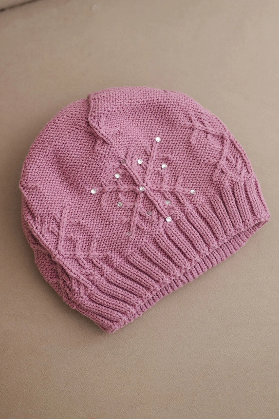 Dámska zimná čiapka s vlnou a ozdobným vzorom s perličkami K470 tmavo ružová