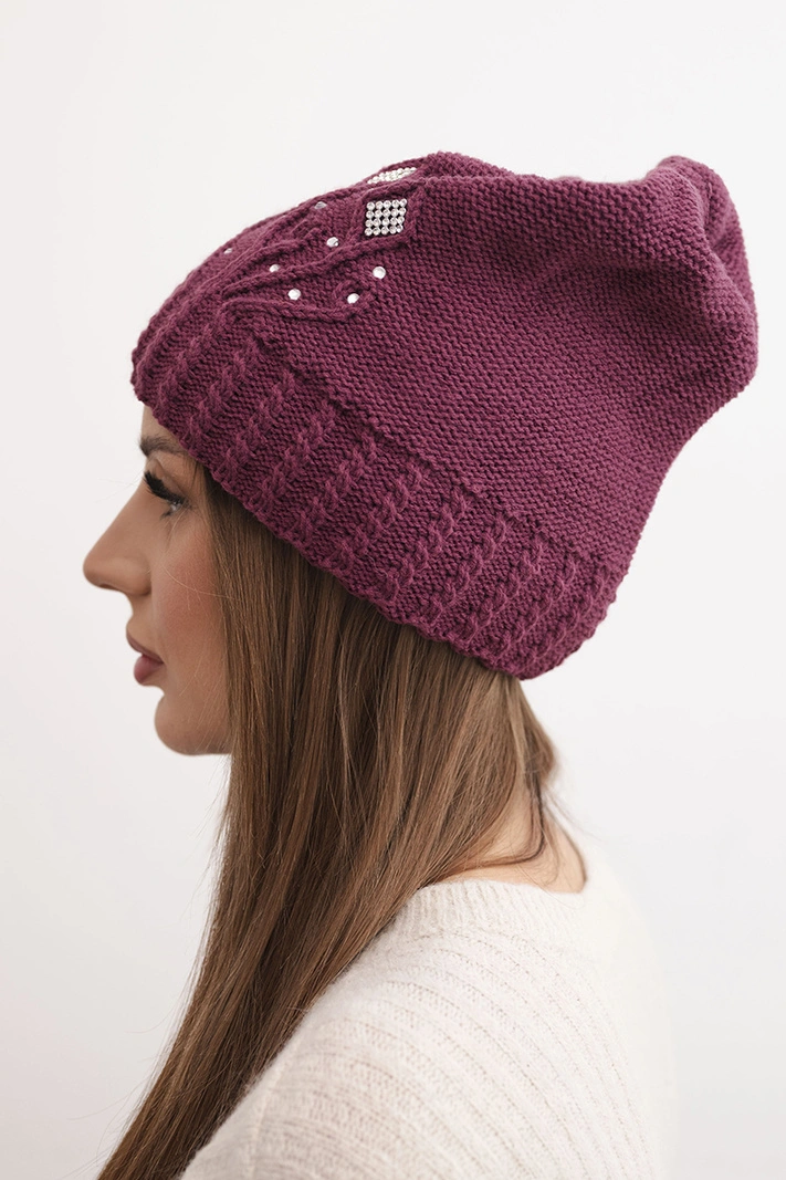 Dámská zimní čepice s vlnou zdobená flitry a pletením K473 tmavě fialová