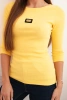 Moteriška prigludusi palaidinė su 3/4 rankovėmis ir dekoratyvine aplikacija geltona
