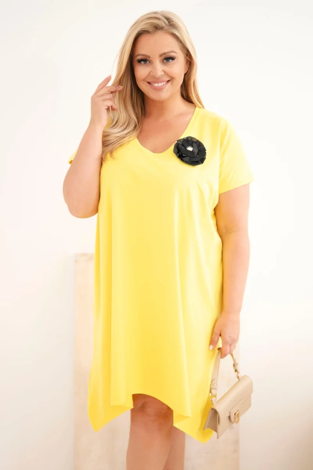 Damenkleid Plus Size aus Baumwolle mit Brosche und Ausschnitt gelb