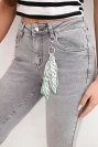 Dámske rifle Mom Fit s vysokým pásom a ozdobným príveskom grafitová
