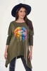 Oversize-Bluse mit Regenbogen-Lippendruck khaki