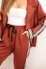 Damenanzug aus Viskose mit Streifen und sportlicher Jacke rötlich