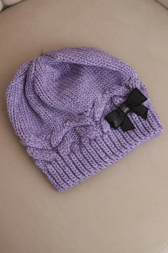 Women's winter hat with decorative bow and braid pattern K438 light purple