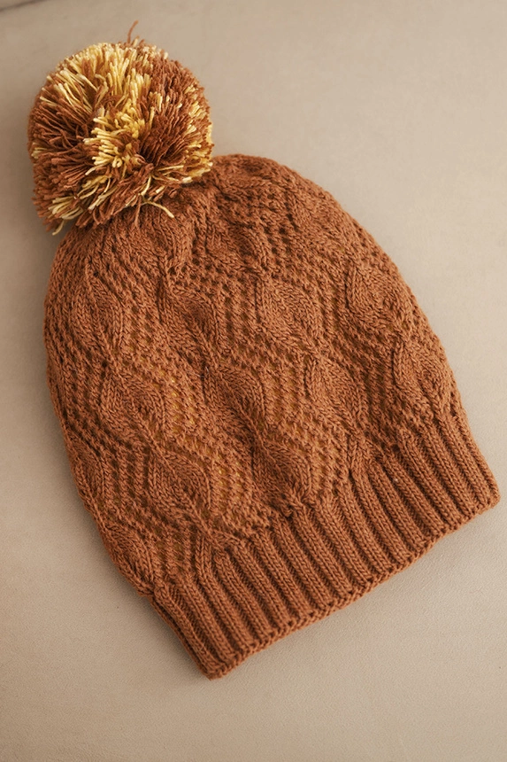 Damen Wintermütze aus Wolle mit dekorativem Muster und Pompon K467 braun