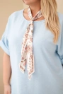 Viskose-Damenbluse in Plus-Size mit kurzem Ärmel und dekorativem Halstuch blau