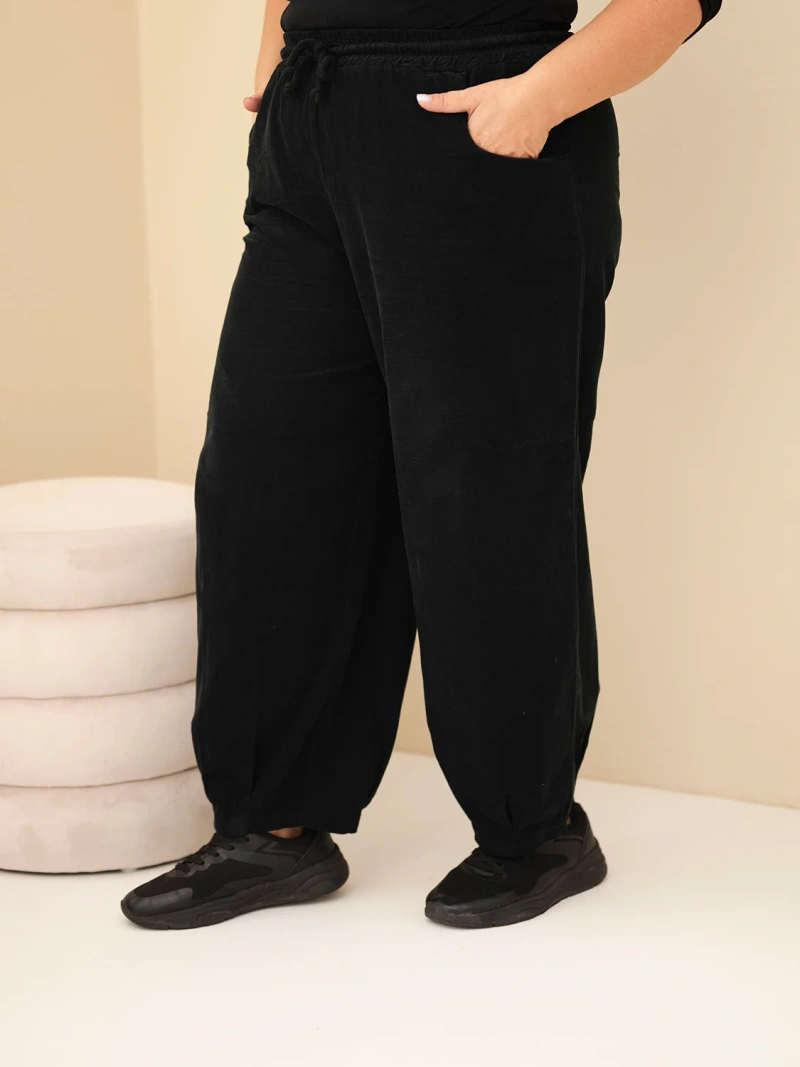 Dámske bavlnené nohavice Plus Size z manšestru s gumou v páse a vreckami čierne