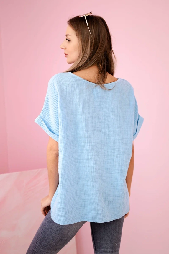 Muslin blouse with a necklace blue
