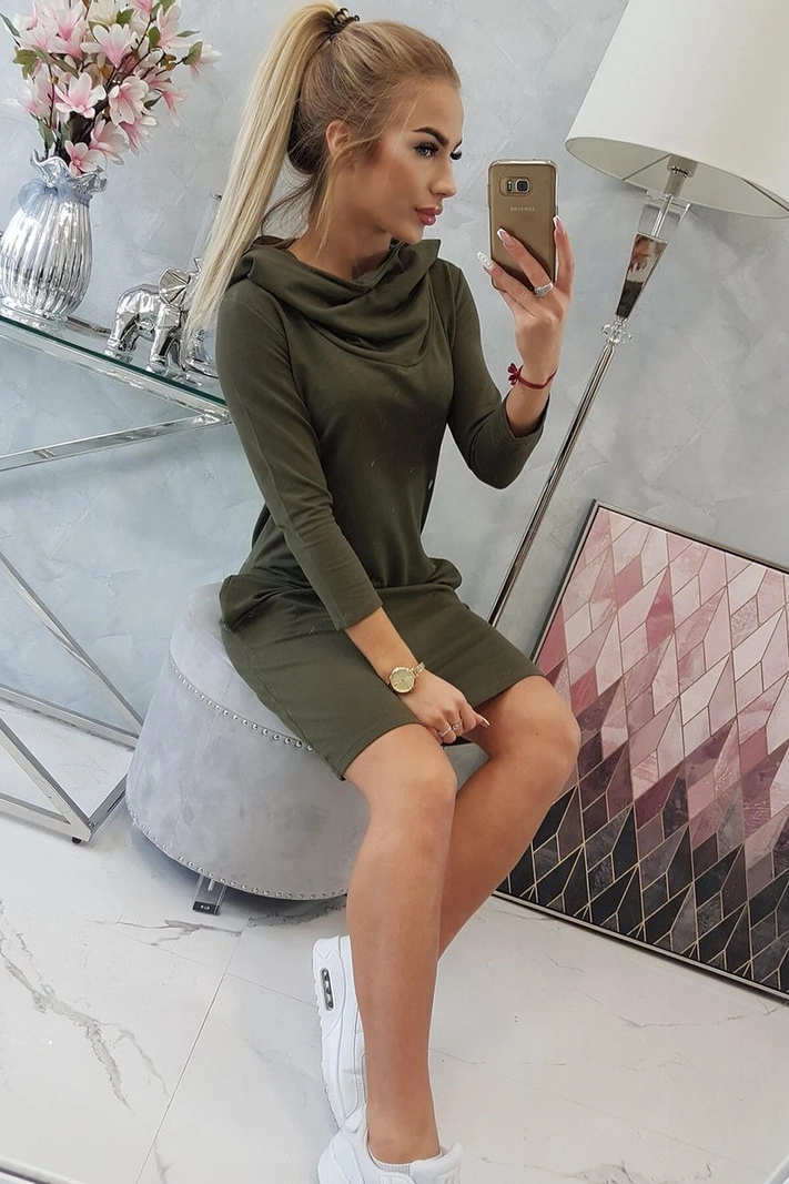 Kleid mit Kapuze und khakifarbenen Taschen
