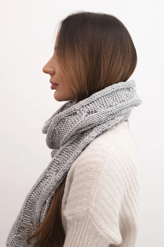 Women's classic wool scarf with cable knit KN22 gray