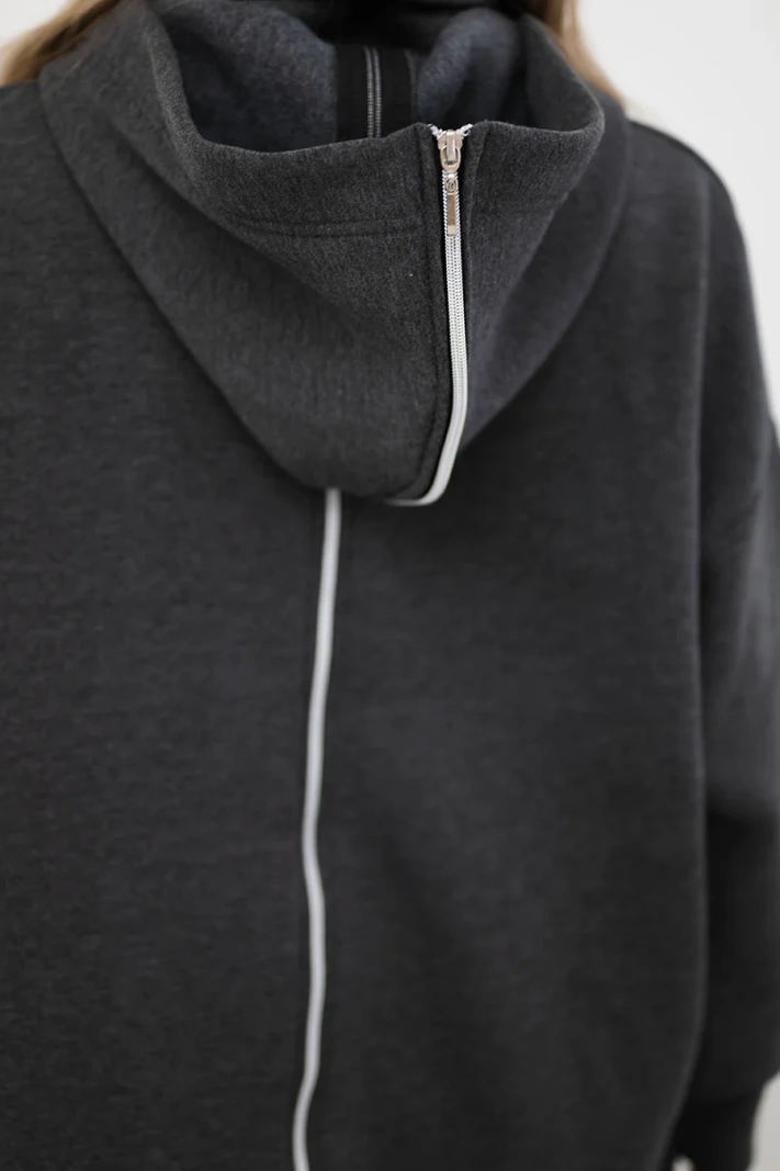 Isoliertes Sweatshirt mit Reißverschluss am Rücken graphit
