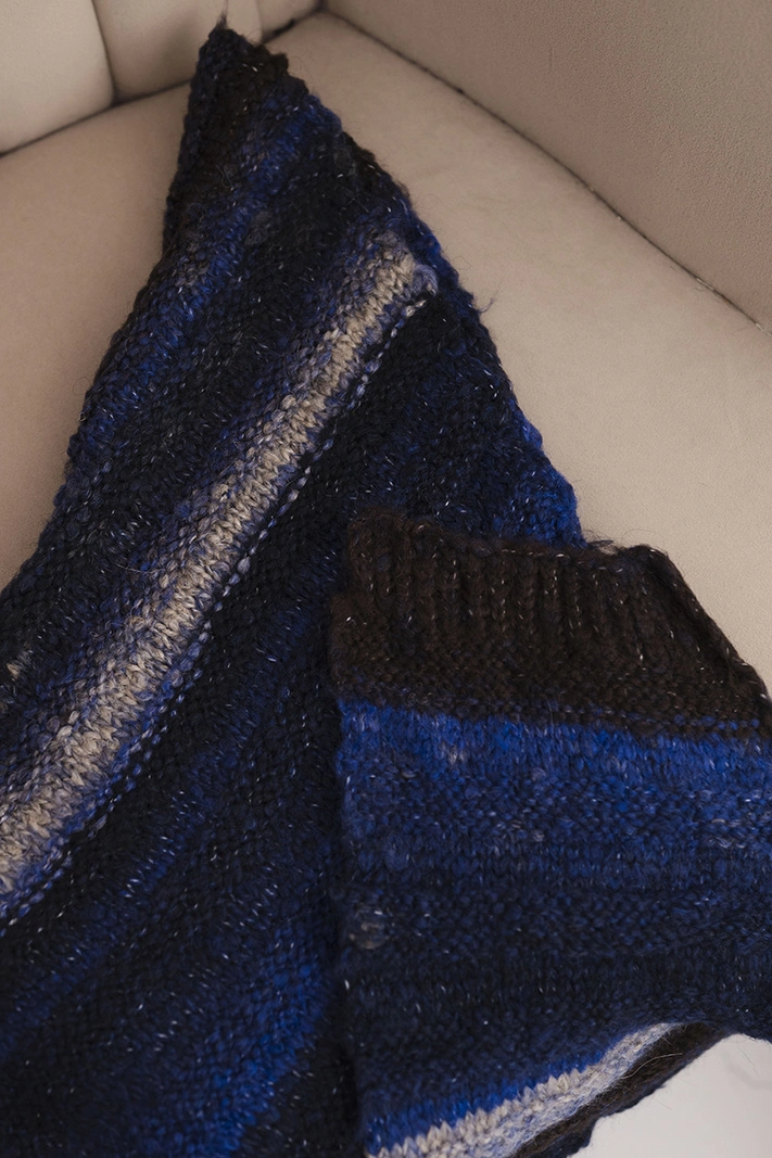 Damen Schal aus weichem und warmem Wollmaterial in bunten Streifen KN19 blau