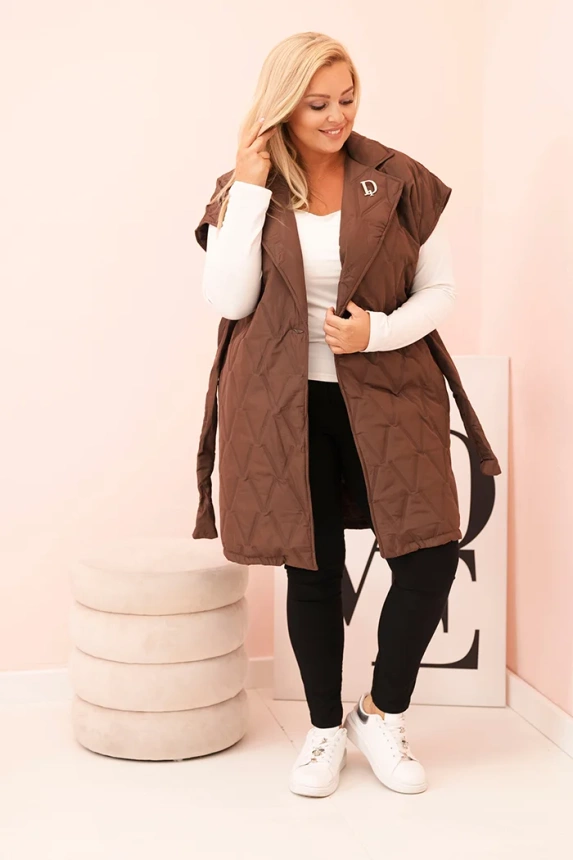 Dámska vesta Plus Size prešívaná s pásom a golierom čokoládová