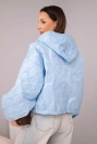 Damenjacke gepolstert mit Kapuze und dekorativem floralem Präge blau