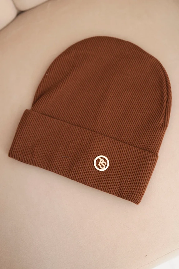 Women's ribbed cap made of modal and viscose with a decorative button light brown