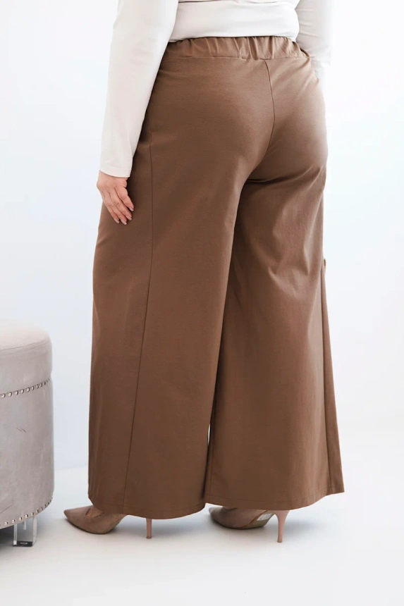 Damenhose Plus Size mit weitem Bein und Falten camelowy
