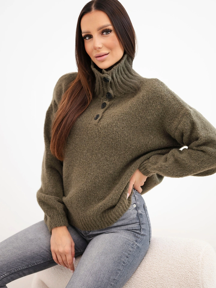 Damenpullover mit hohem Kragen und dekorativen Knöpfen khaki