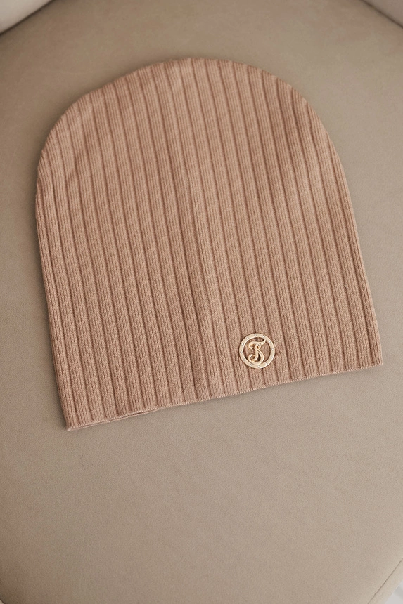 Women's ribbed hat with a decorative button made of viscose and modal camel