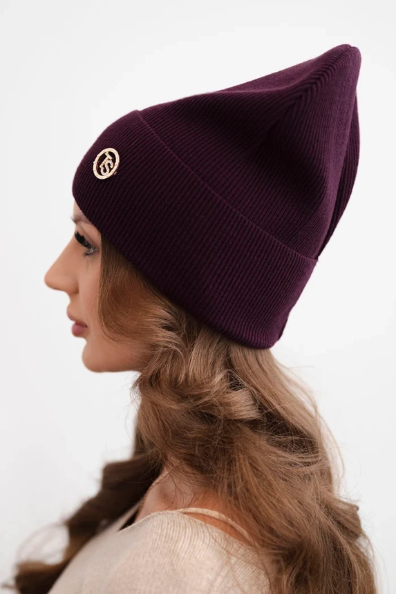 Women's ribbed cap made of modal and viscose with a decorative button plum