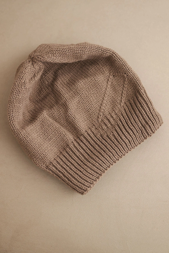 Czapka damska zimowa z wełną o prążkowanym splocie K471 mocca