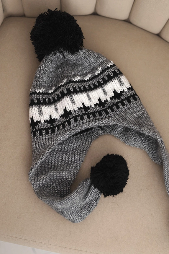 Dámska zimná vlnená čiapka s ušnými chráničmi a pomponmi K436 tmavo šedá